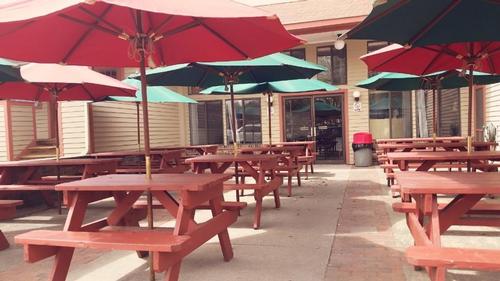 Outdoor Seating at Pete’s Seafood